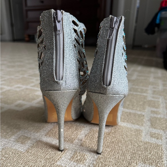 2 Lips Too Glitter Cutout Stiletto Heels Holiday Cocktail Party Shoes Silver 11 - Picture 6 of 7